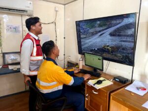 Menikmati Manisnya Hasil Pendidikan Poltek Sinar Mas. BernadhTak Lupa Semangati Junior di Bumi Batiwakkal 12 SDM Poltek Sinar Mas