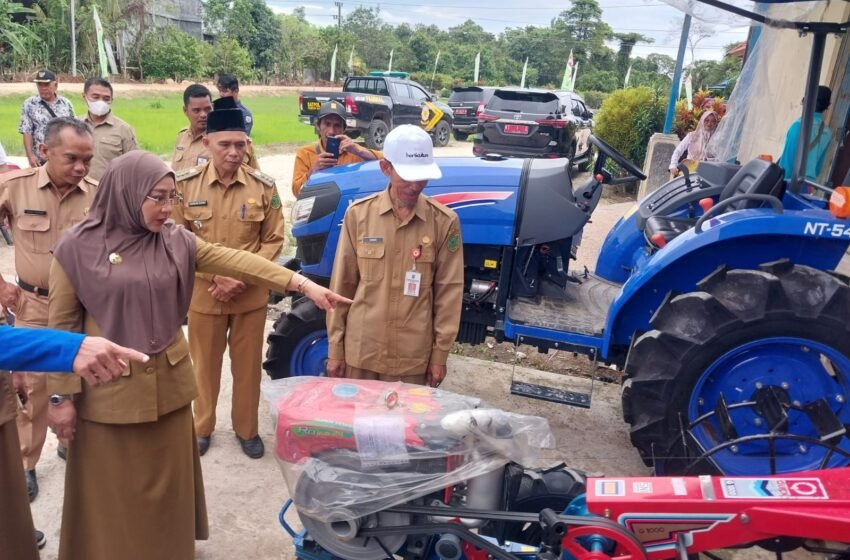 Serahkan Bantuan Alsintan, Bupati Komitmen Bangun Sektor Pertanian Lebih Maju