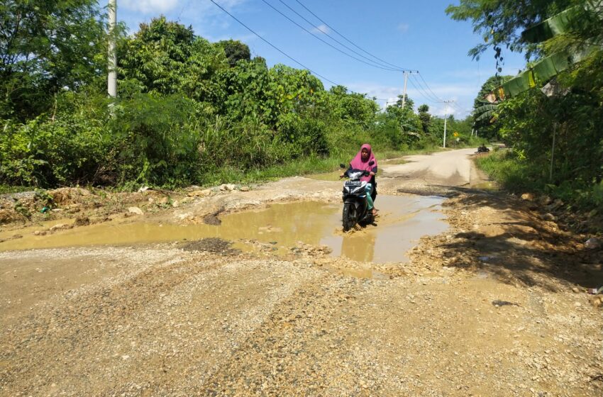 Membahayakan, Warga Pesisir Minta Jalan Rusak Segera Ditangani