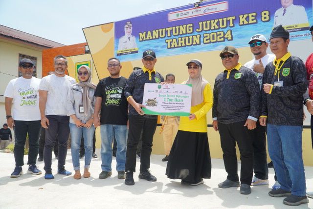 Dukung Irau Manutung Jukut, PT Berau Coal Sumbang 1 Ton Ikan dan Briket Arang