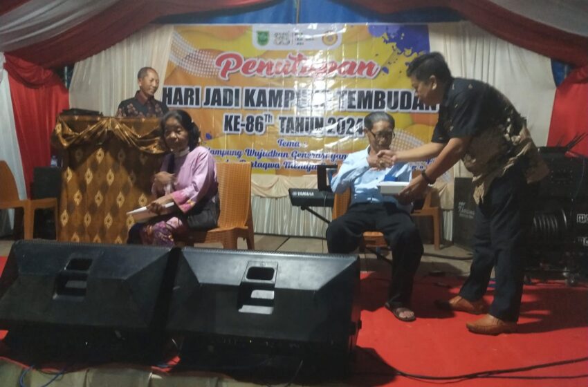 2 Warga Dapat Penghargaan Pada HUT Kampung Tembudan