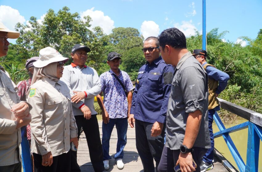 Salurkan Bantuan, Pjs Bupati Minta Jembatan Suaran Ditangani