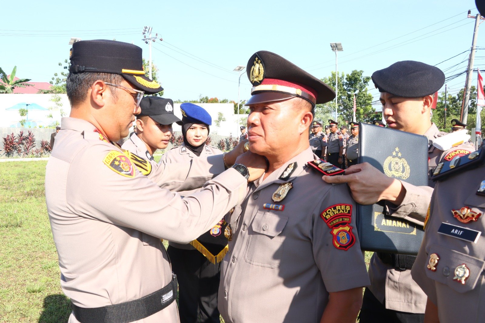 Polres Berau Gelar Upacara Kenaikan Pangkat 46 Personel dan Laksanakan Wisuda Purna Bhakti