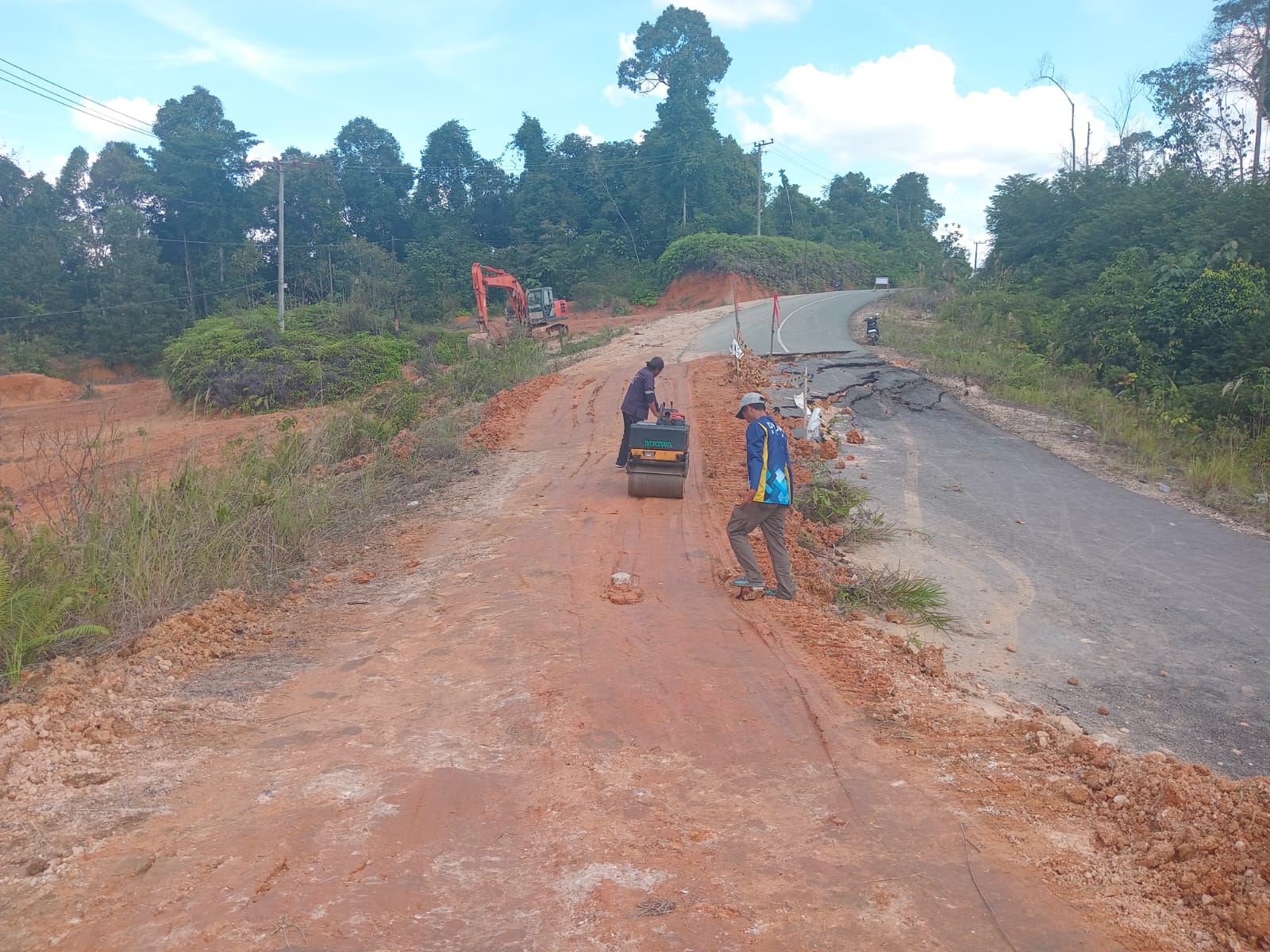 Atasi Akses Masyarakat, DPUPR Lakukan Pembenahan Sementara Jalan Pegat Bukur