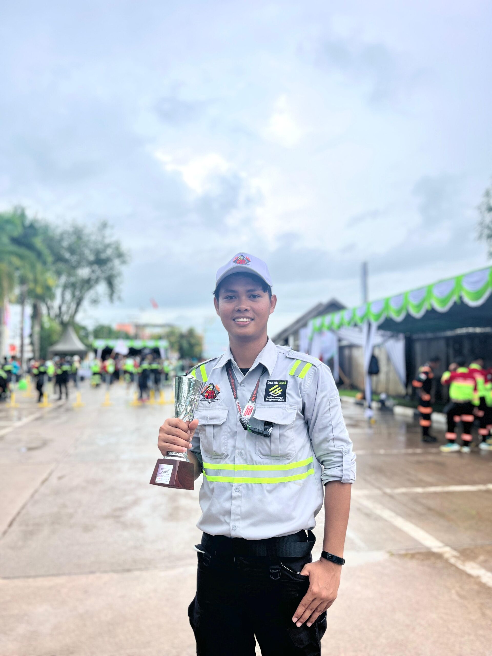 “Berprestasi di Dunia Akademik dan Industri: Kisah Sukses Hizkia, Alumnus Politeknik Sinar Mas Berau Coal yang Siap Menghadapi Tantangan Industri Pertambangan”