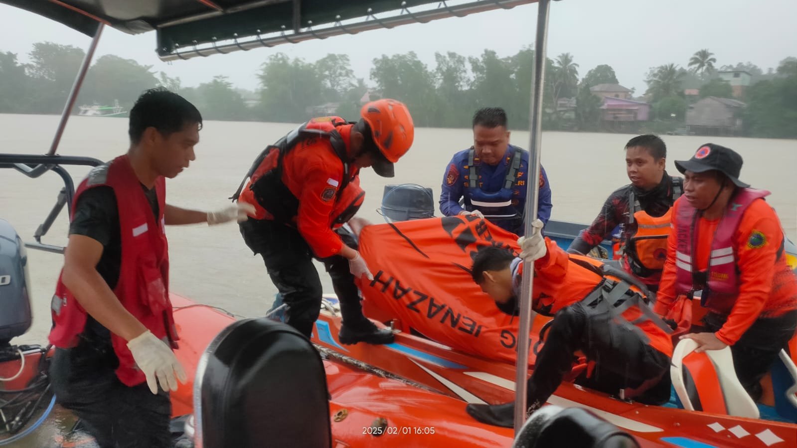 Enam Jam Hilang, Nakhoda Kapal Ditemukan Tersangkut di Jalur Bawah Kemudi Kapal