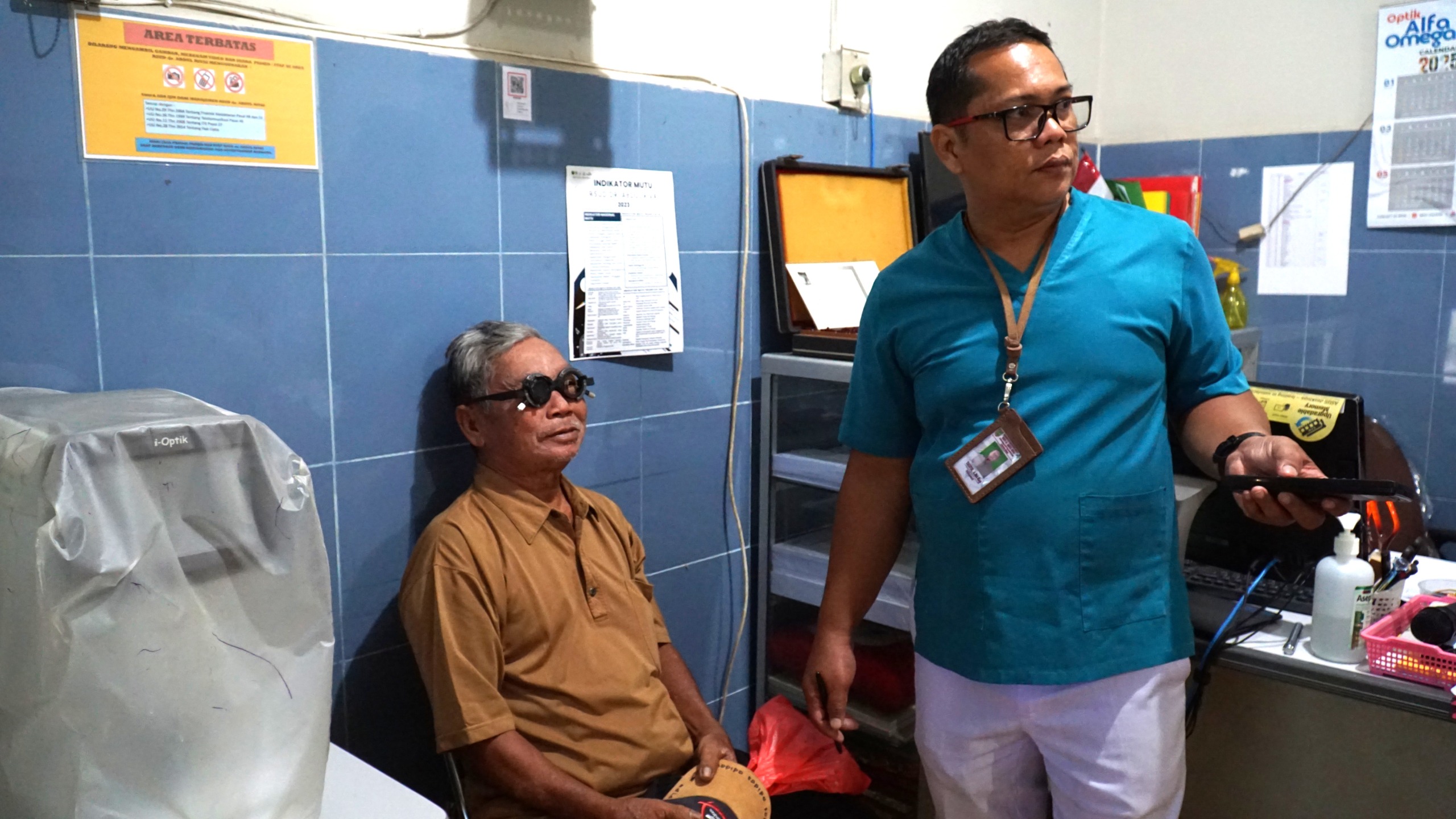 Harapan Baru untuk Lansia: Operasi Katarak Gratis Kerjasama Berau Coal Pemkab Bantu Sahran Kembali Melihat dengan Jelas”
