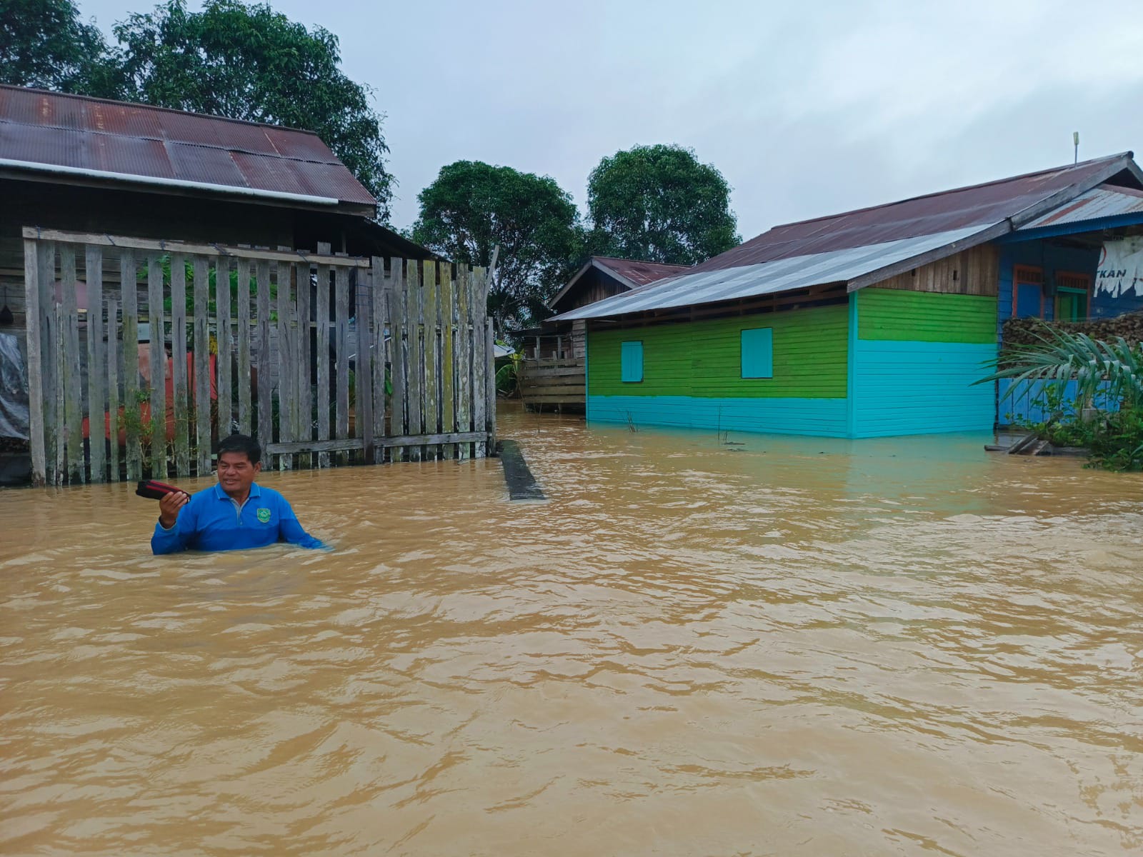 Masuk Hari ke-5, Tinggi Banjir Capai 160 Cm, Warga Siduung Indah Memilih Bertahan di Rumah Sendiri