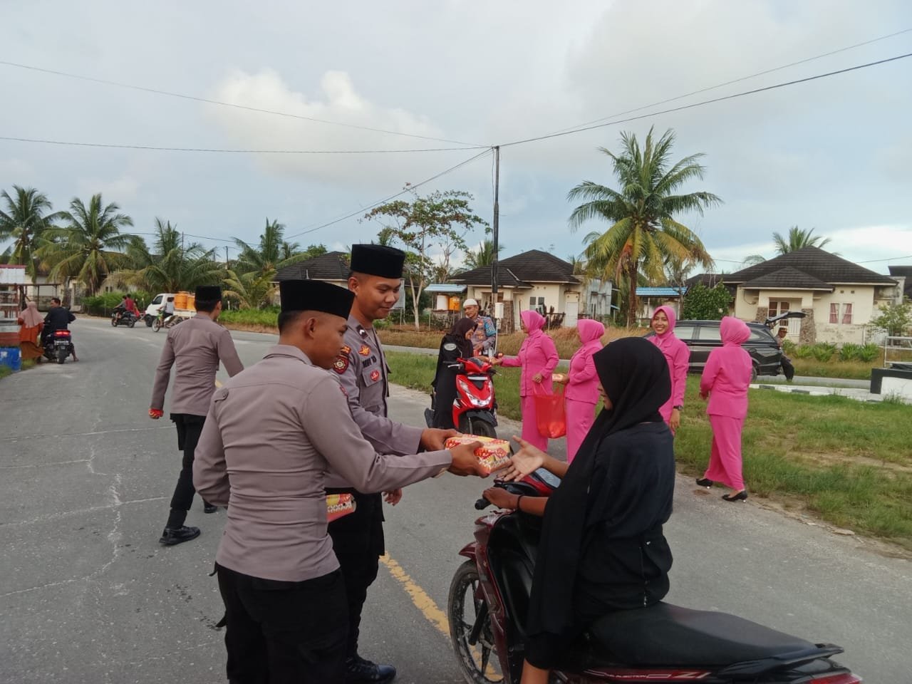Sampaikan Rasa Syukur Polsek Derawan Berbagi