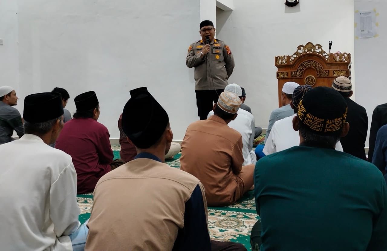 Kultum Subuh Polsek Bersama Warga di Masjid Al-Ikhlas Tanjung Batu