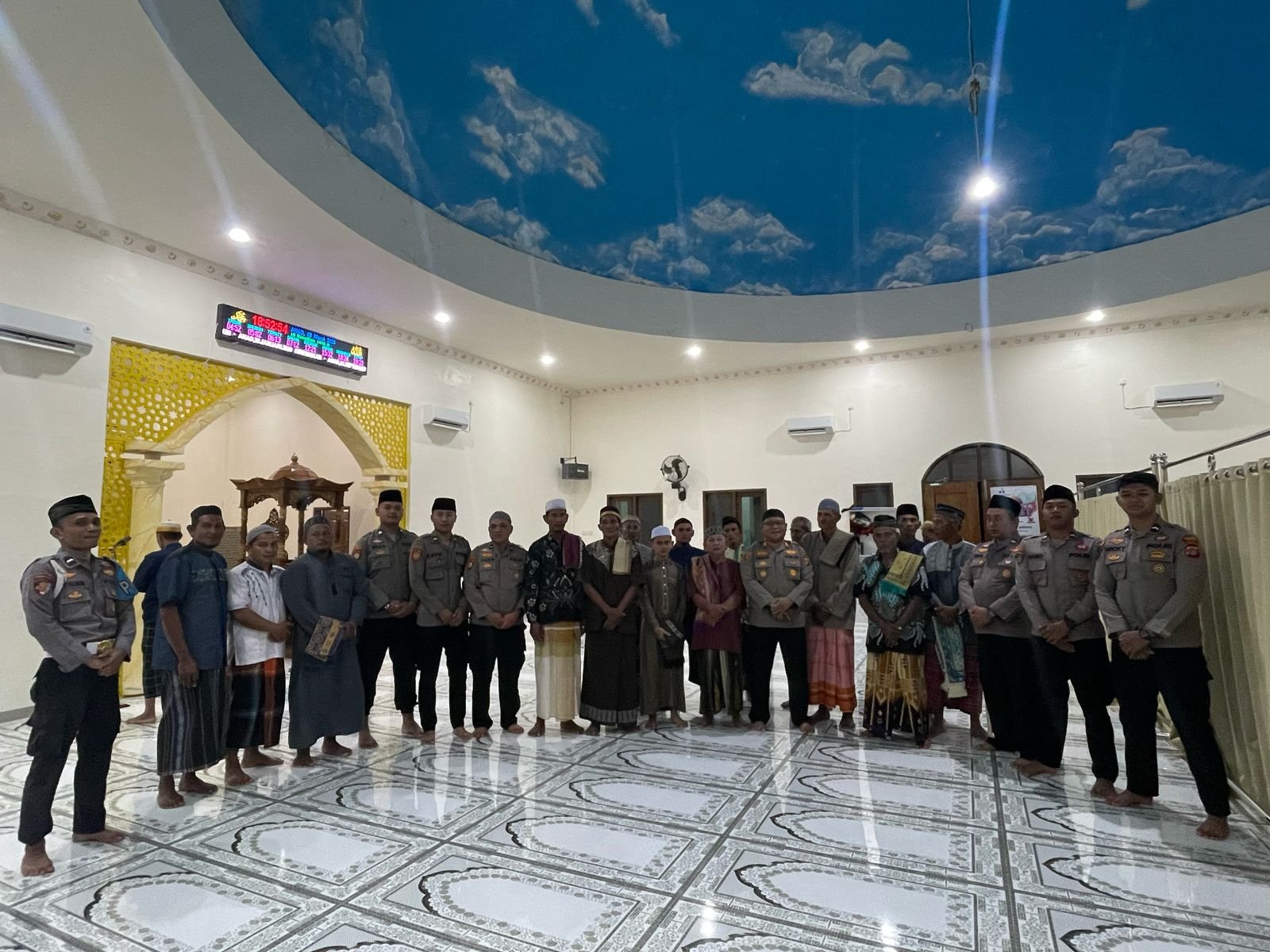“Safari Sholat Tarawih Kapolsek Pulau Derawan, Tingkatkan Keamanan Ramadhan”