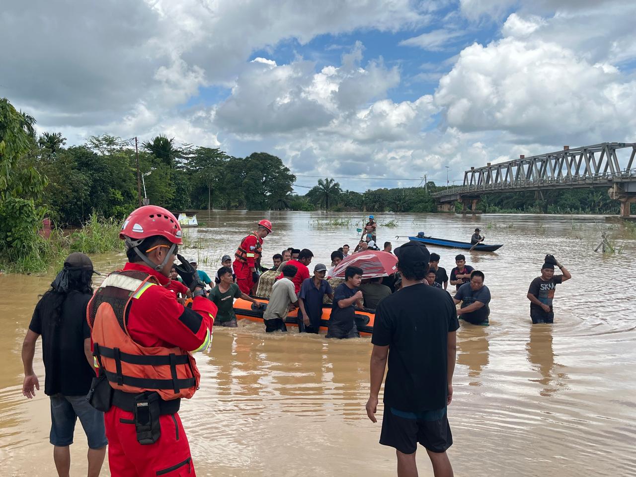 Gerak Cepat PT Berau Coal Salurkan Bantuan ke Warga Terdampak Banjir Sungai Kelay