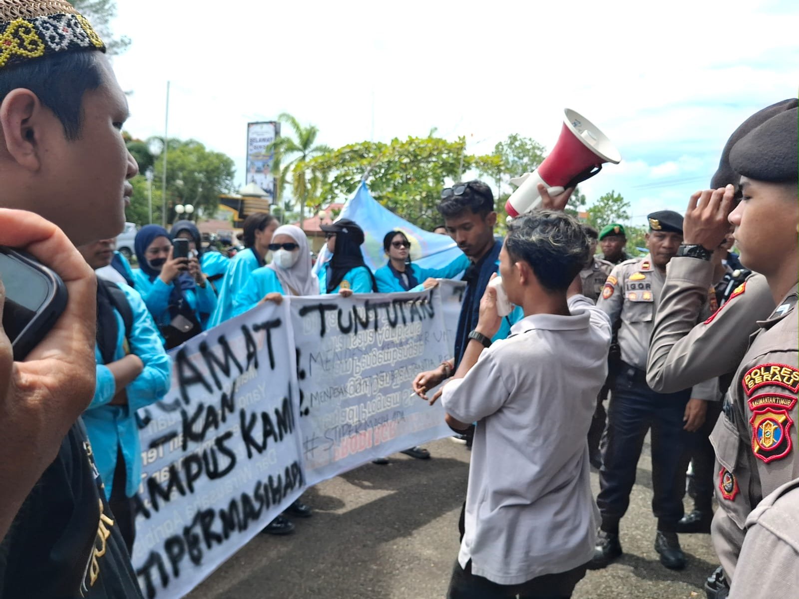 Aksi Ricuh, Adu Mulut Mahasiswa STIPER dengan Ketua DPRD Hingga Saling Gesek dengan Aparat