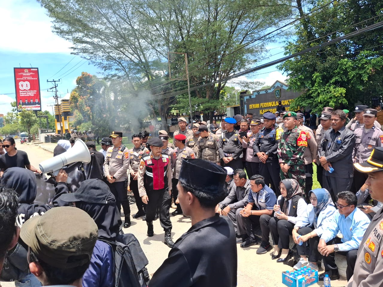 Massa Serukan Penghapusan Tunjangan DPRD hingga Sahkan UU Perampasan Aset