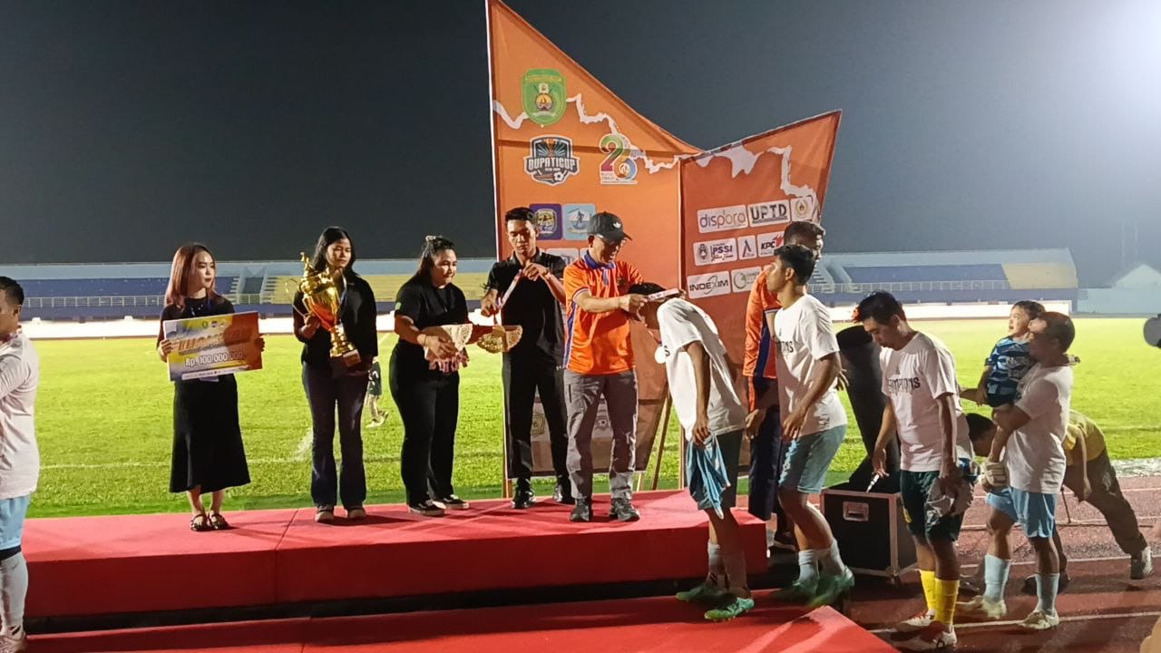 Bupati Kutai Timur Ardiansyah Sulaiman Resmi Tutup Turnamen Bupati Cup 2025, Sangkulirang Raih Gelar Juara