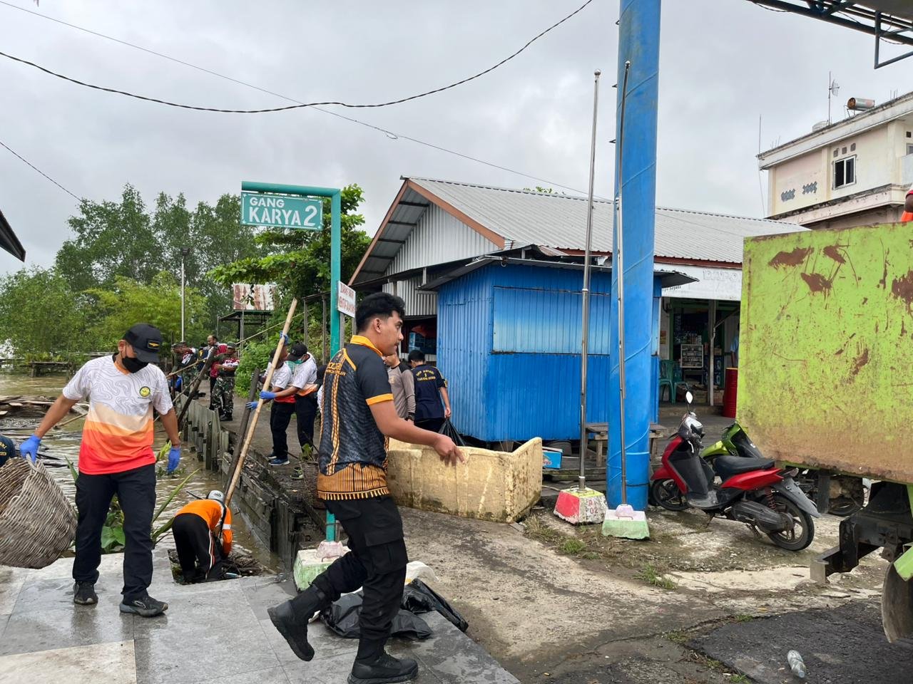 Wujudkan Indonesia Asri, Polres Berau beserta Jajaran Gelar Kerja Bakti Serentak
