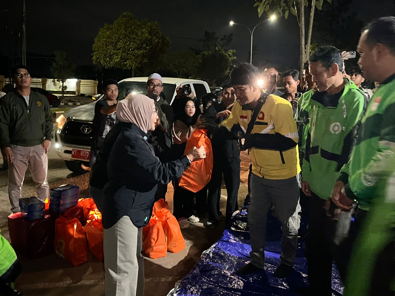 Bupati Berau Bagikan Sembako dan Serap Aspirasi Driver Ojol saat Sahur on the Road
