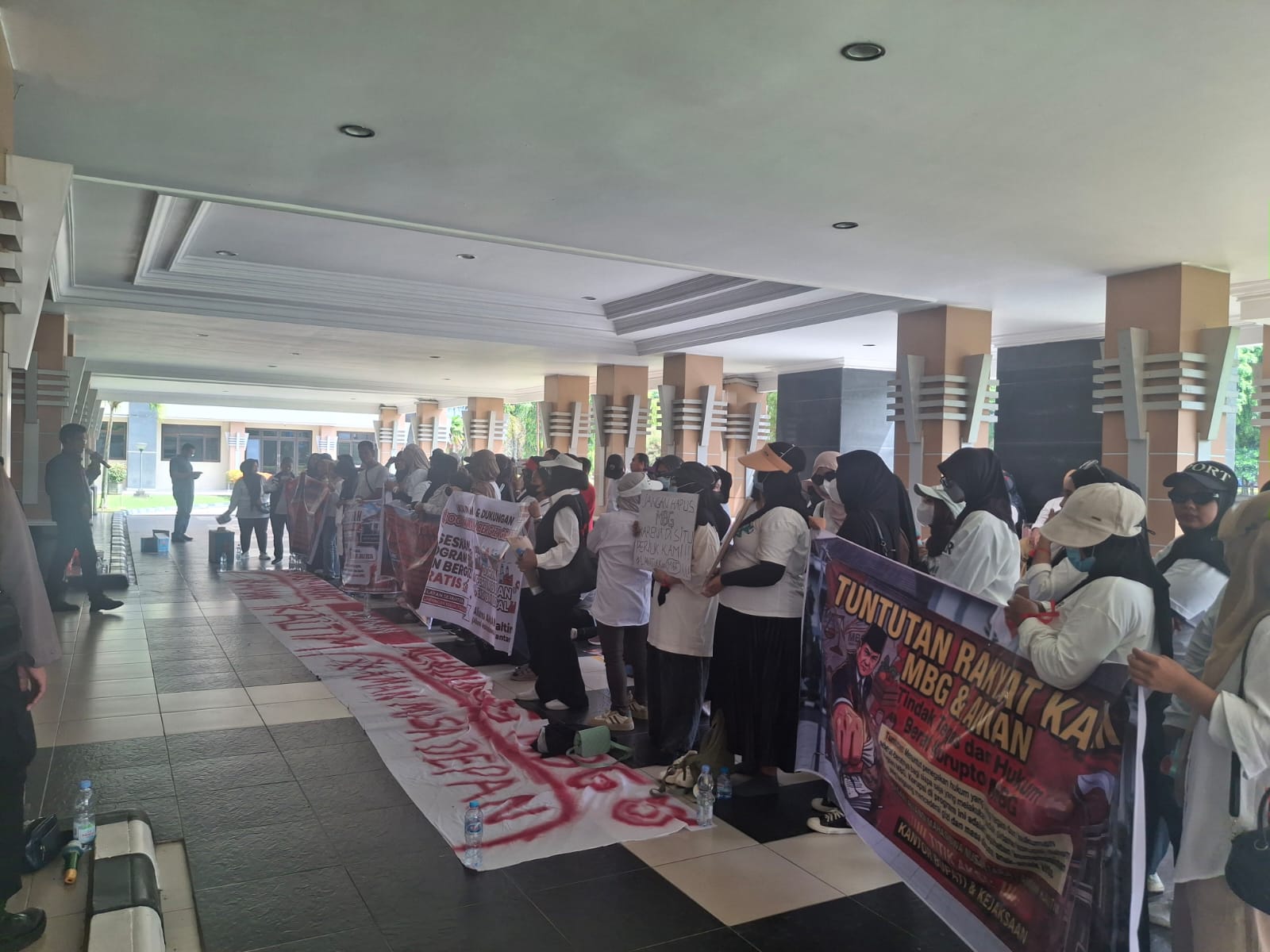 Demo di Kantor Bupati, Aliansi AMAN Tolak Penutupan MBG dan Desak Kejaksaan Usut Tuntas Korupsi