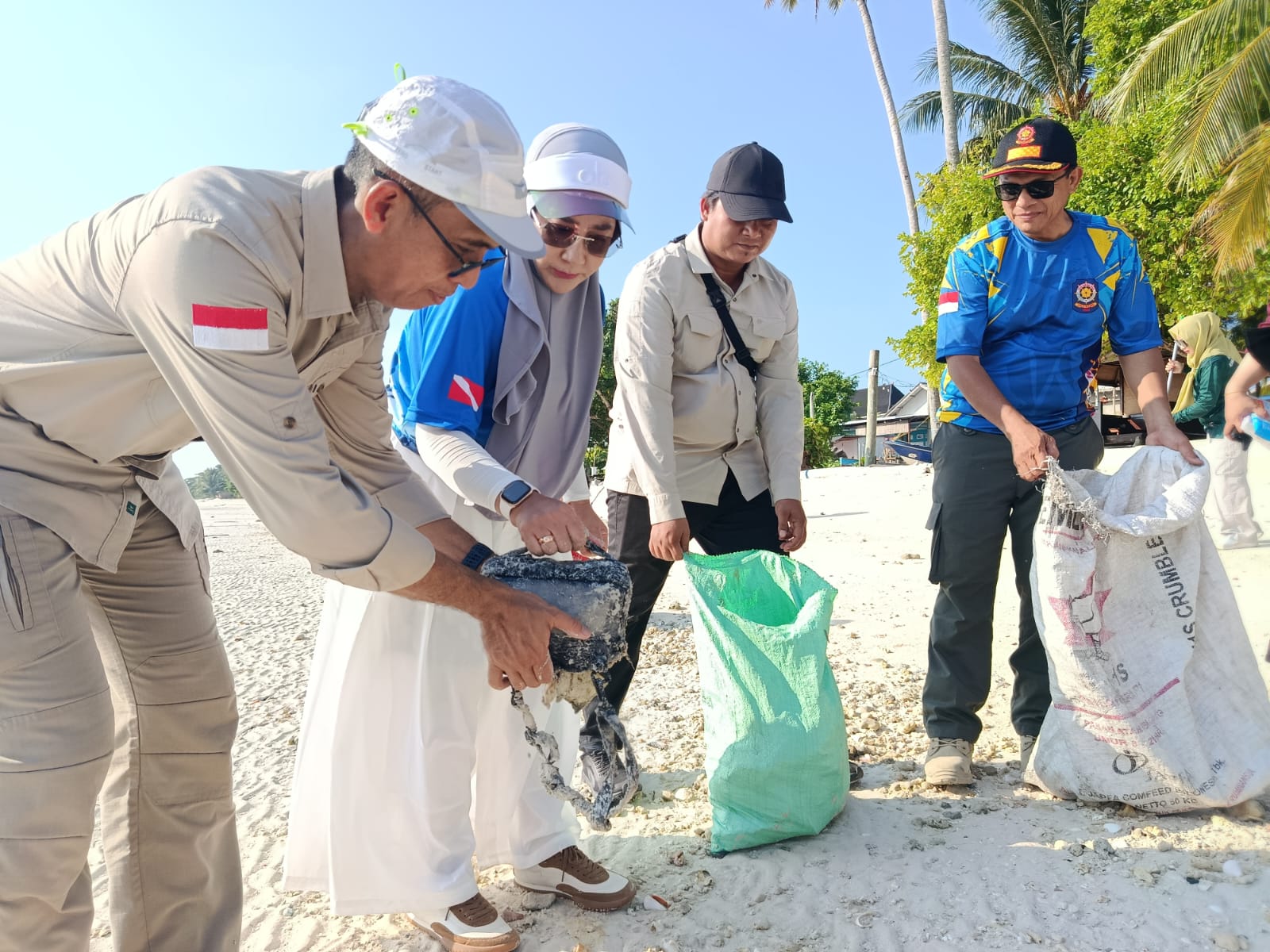 Gandeng Resor dan Kampung, DLHK Berau Bentuk Sistem Gotong Royong Bersihkan Maratua