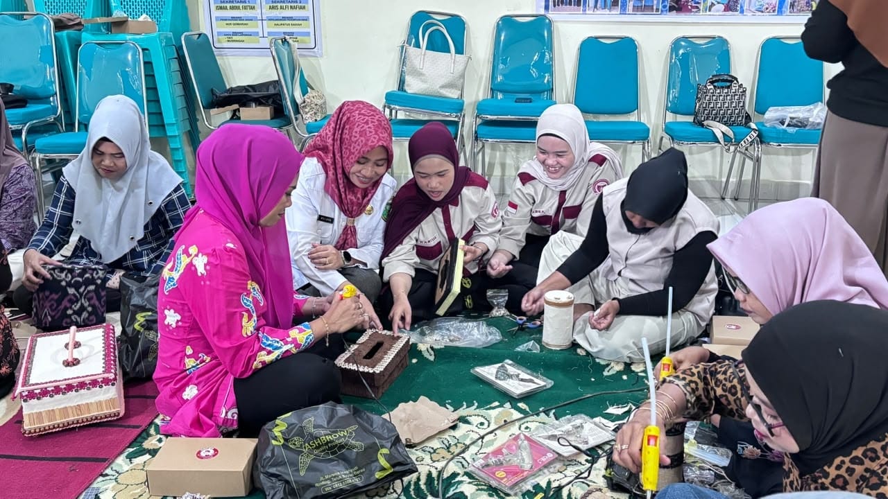 Warga Karang Ambun Sulap Sampah Jadi Produk Bernilai Jual, Bupati Minta Dinas Rutin Beri Pelatihan