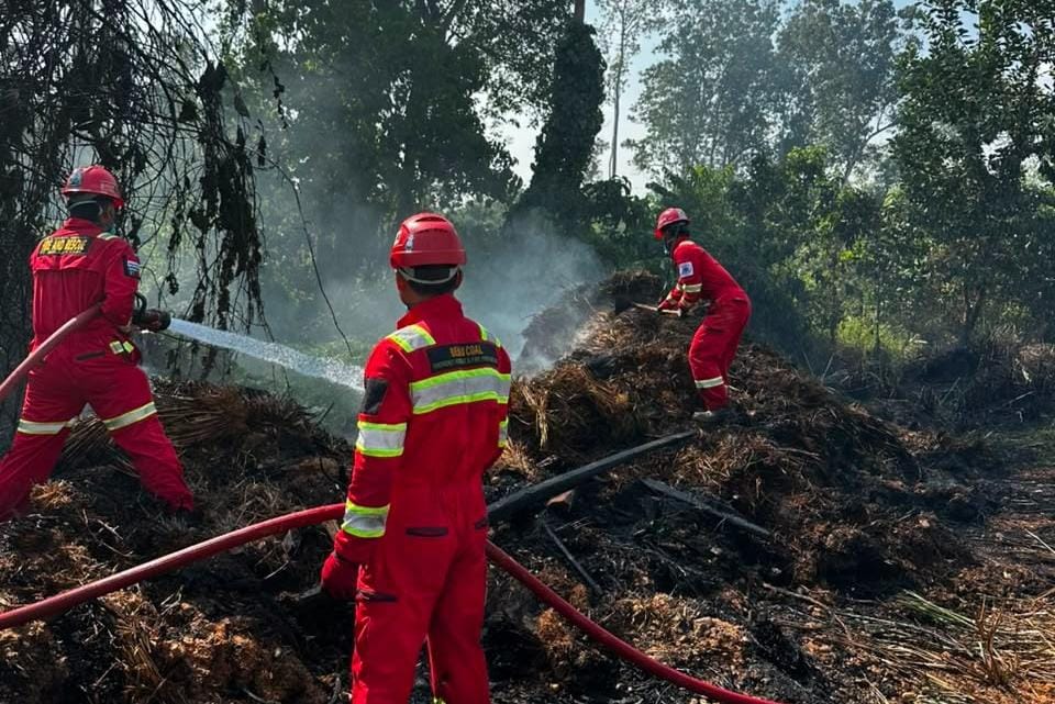 Tim ERG PT Berau Coal Gerak Cepat Atasi Kebakaran di Sambaliung