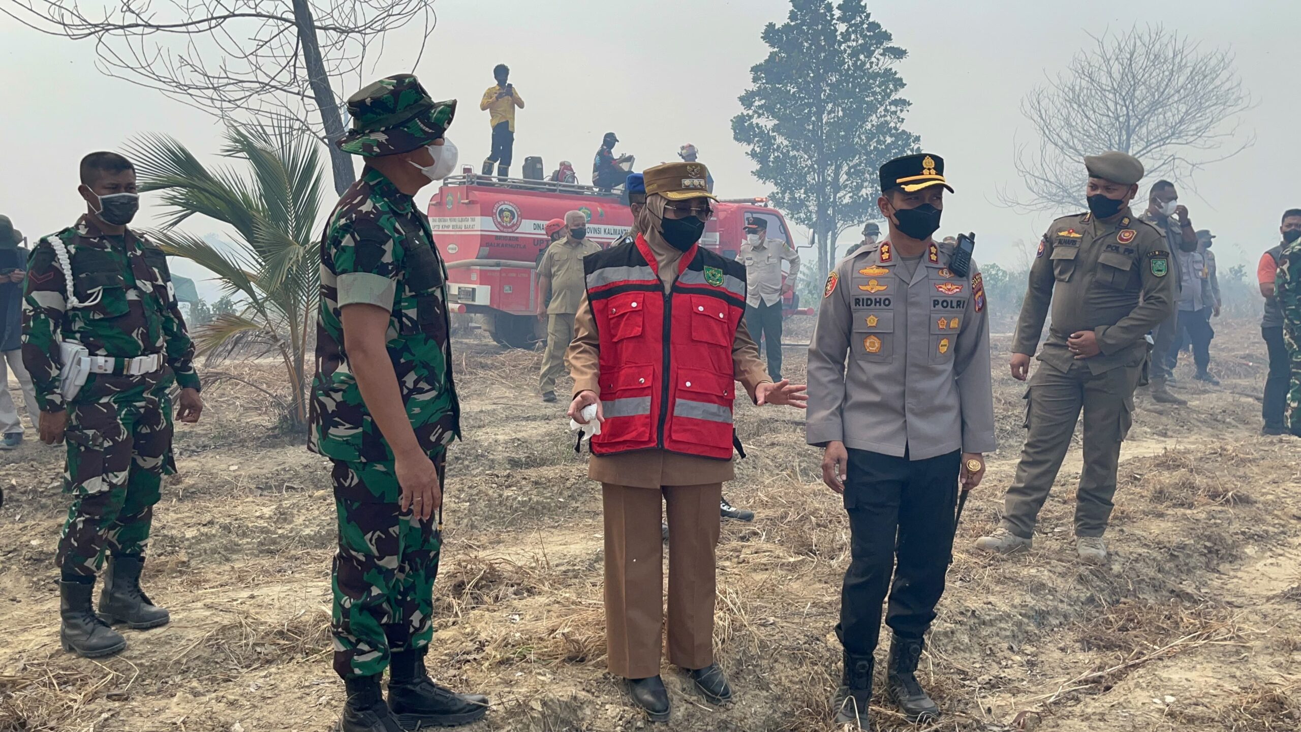 Gerak Cepat !  Yonarmed 18/ Buritkang Bantu Tangani Karhutla Labanan Makmur