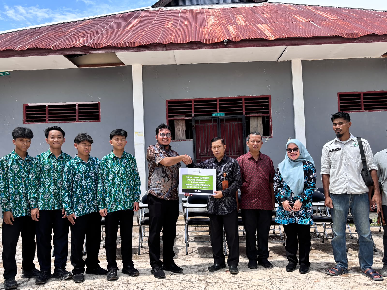 Dukung SDM Pariwisata, PT Berau Coal dan KDC Salurkan Bantuan Sarpras ke SMKS Ma’arif NU