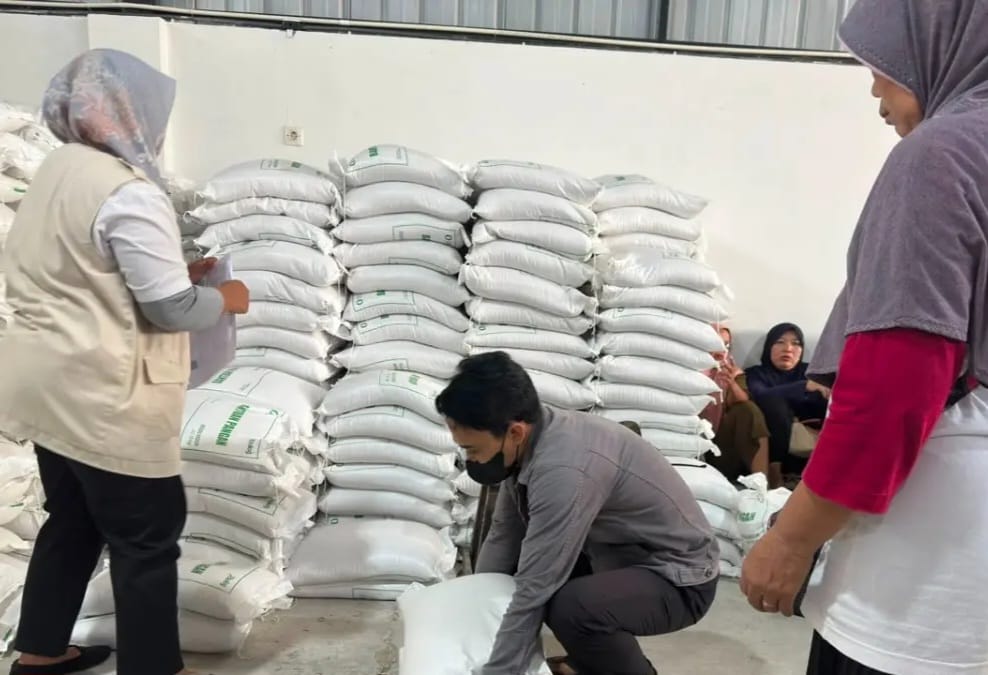 Lindungi Petani dari Gagal Panen, Pemkab Salurkan 1,7 Ton Beras ke Semurut