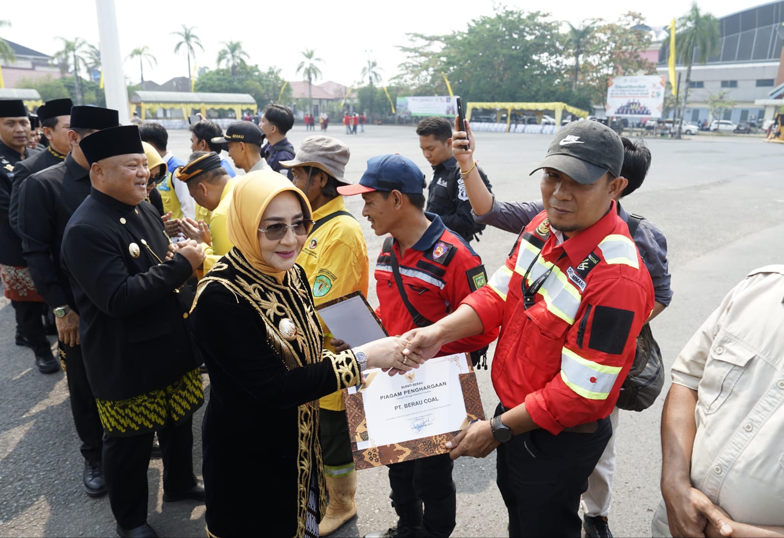 Sinergi Tangani Karhutla, Pemkab Berau Beri Penghargaan ke PT Berau Coal dan Mitra Kerja