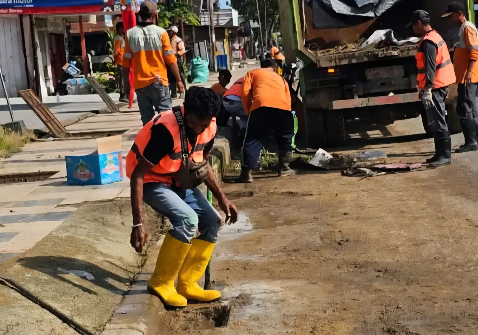 Antisipasi Saluran Air Tersumbat, DLHK Berau Bersihkan Sampah dari Jalan hingga Aliran Sungai
